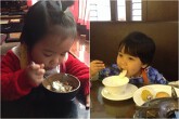 Bí quyết của mẹ có con 1 tuổi tự xúc thìa, 2 tuổi biết dùng đũa