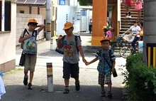 Mẹ Việt ở Nhật thiết lập giờ giới nghiêm, mua còi cho con đi học