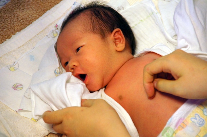 bao tay bao chan mu doi dau 3 thu vua vo dung vua gay hai cho tre