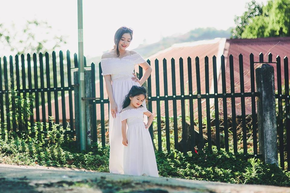 be gai dang yeu 4 tuoi van bu me