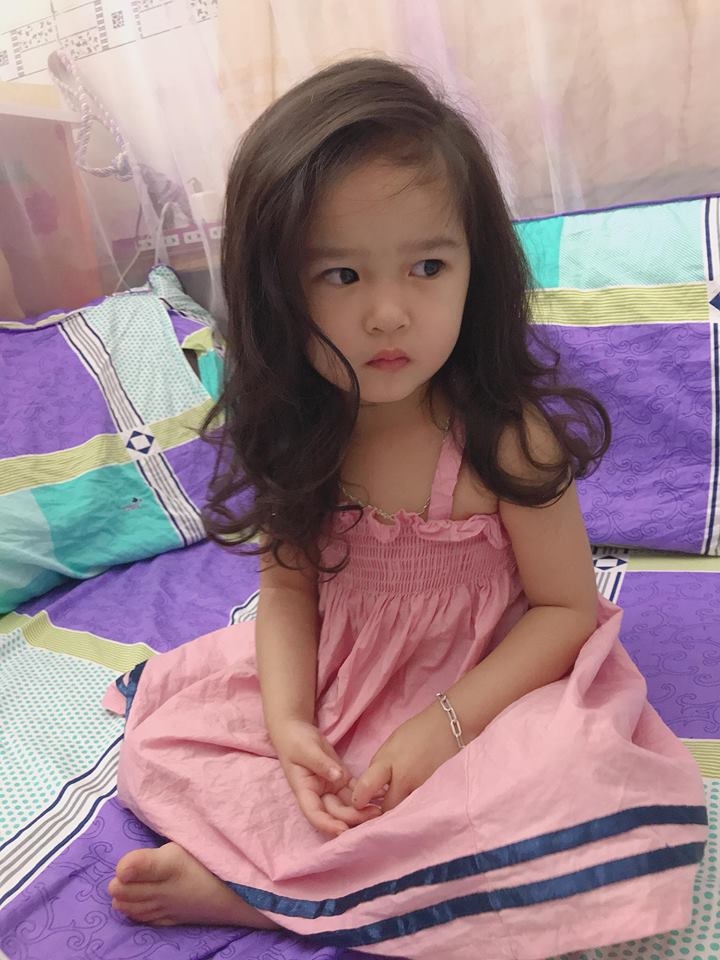 be gai dang yeu 4 tuoi van bu me