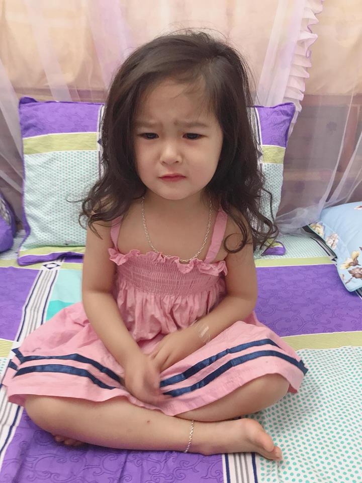 be gai dang yeu 4 tuoi van bu me