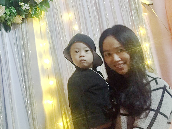 me don than nuoi con mac hoi chung down tung nghi om con cung chet