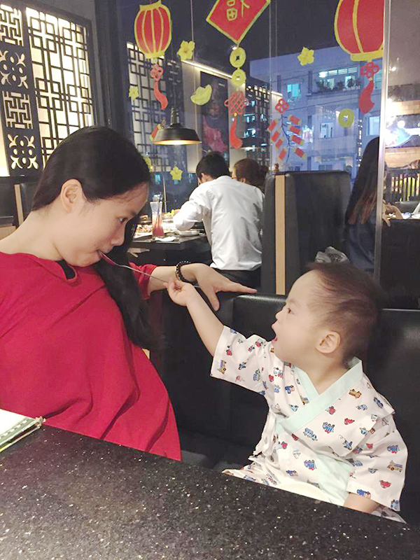me don than nuoi con mac hoi chung down tung nghi om con cung chet