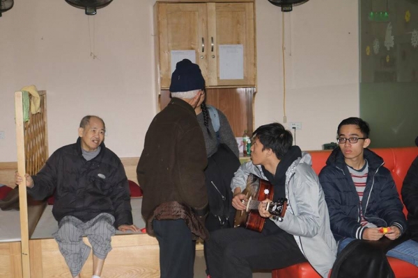 dang anh cac cu gia choi vui ve co gai tre mong moi nguoi co cai nhin khac ve vien duong lao