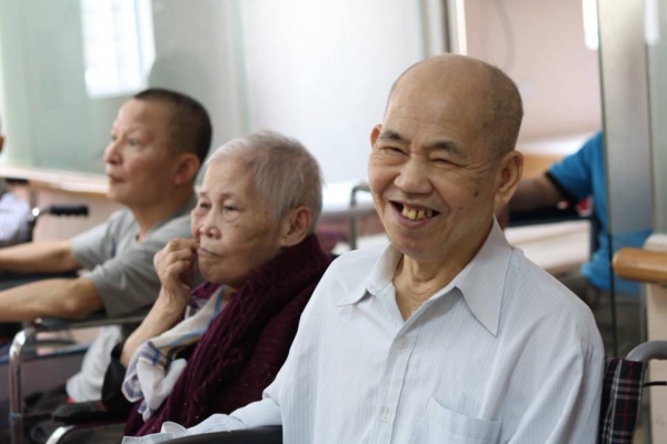 dang anh cac cu gia choi vui ve co gai tre mong moi nguoi co cai nhin khac ve vien duong lao
