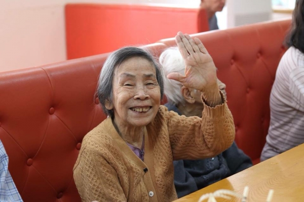 dang anh cac cu gia choi vui ve co gai tre mong moi nguoi co cai nhin khac ve vien duong lao