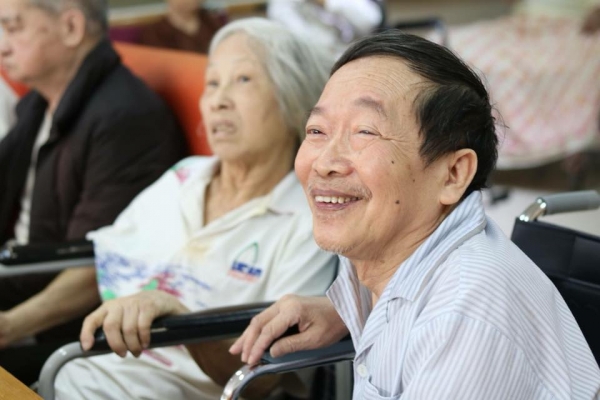 dang anh cac cu gia choi vui ve co gai tre mong moi nguoi co cai nhin khac ve vien duong lao
