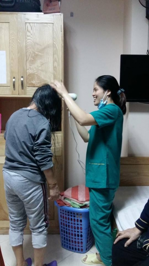dang anh cac cu gia choi vui ve co gai tre mong moi nguoi co cai nhin khac ve vien duong lao