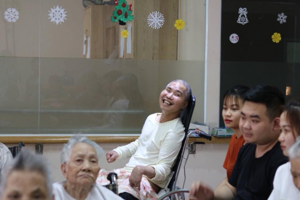 dang anh cac cu gia choi vui ve co gai tre mong moi nguoi co cai nhin khac ve vien duong lao