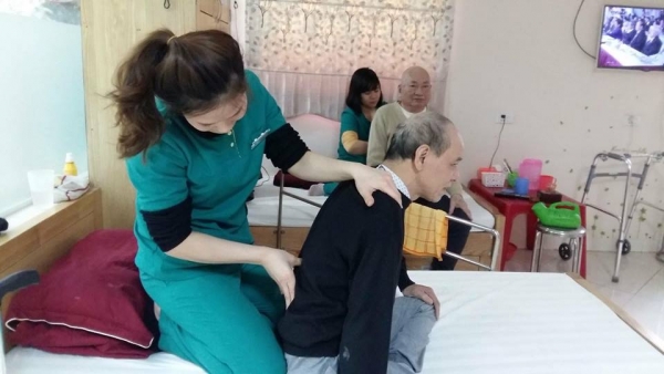 dang anh cac cu gia choi vui ve co gai tre mong moi nguoi co cai nhin khac ve vien duong lao