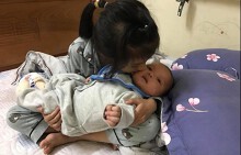 Ông bố có 2 con đòi bán một, khiến dân mạng phì cười