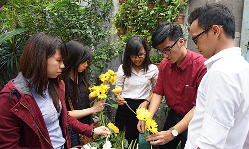 giam doc sai gon thuong tien cho nhan vien nam ngay 83