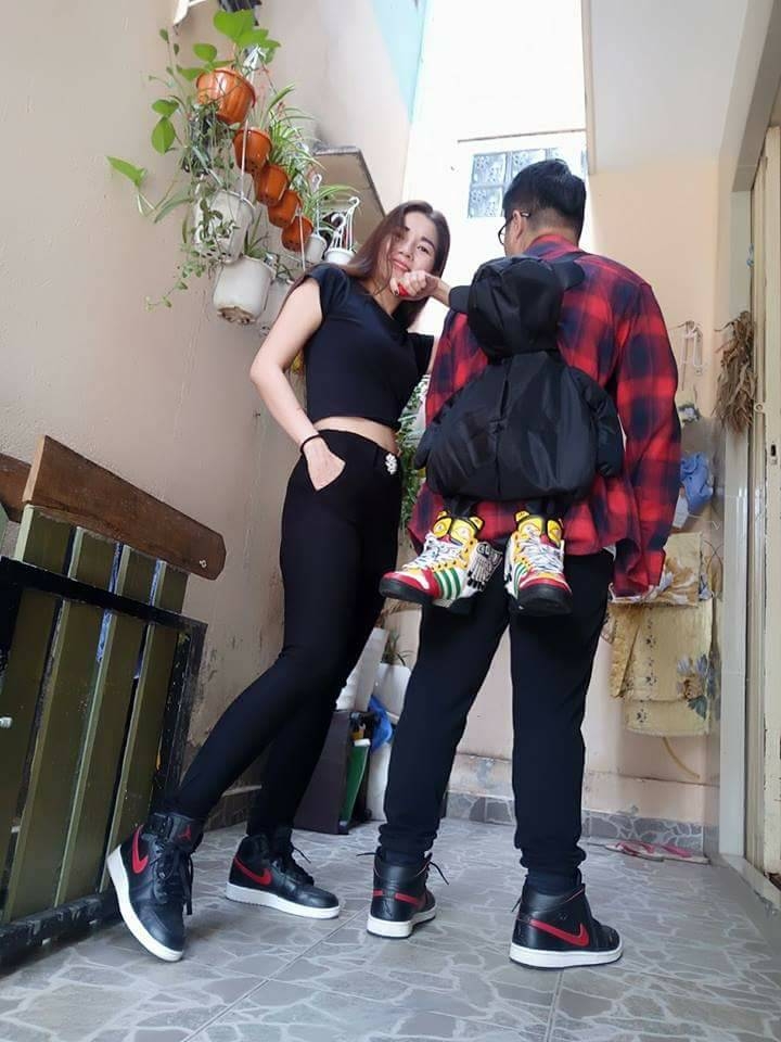cam dong truoc buc anh me be con 15 nam sau con be lai me