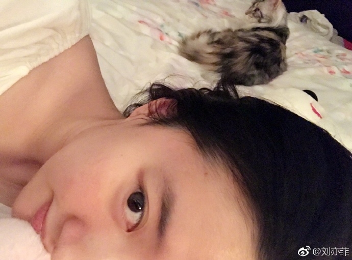 clip luu diec phi rua mat bang nuoc khoang co gas gay xon xao hoi chi em yeu lam dep