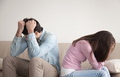 Vợ chết lặng vì lý do chồng nằng nặc đòi ly hôn