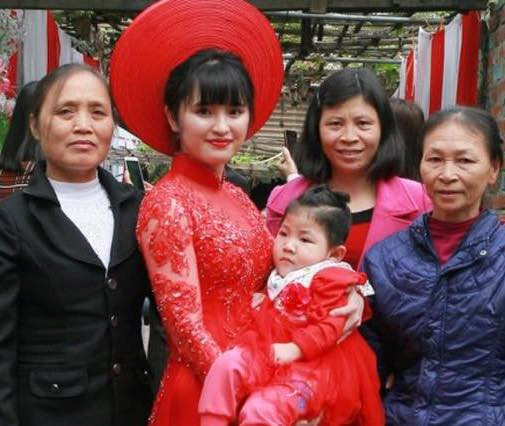 em be lao cai suy dinh duong tham du le an hoi cua me nuoi xinh dep