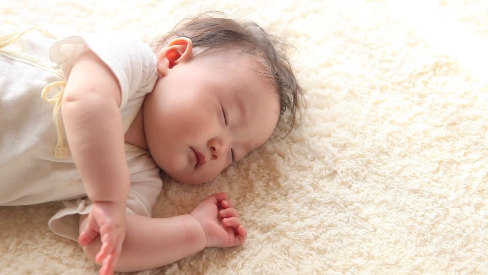 co nen cho tre so sinh ngu trong phong dieu hoa khong