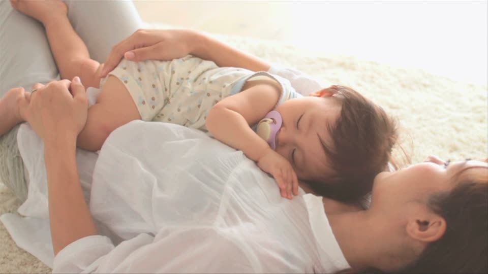 co nen cho tre so sinh ngu trong phong dieu hoa khong