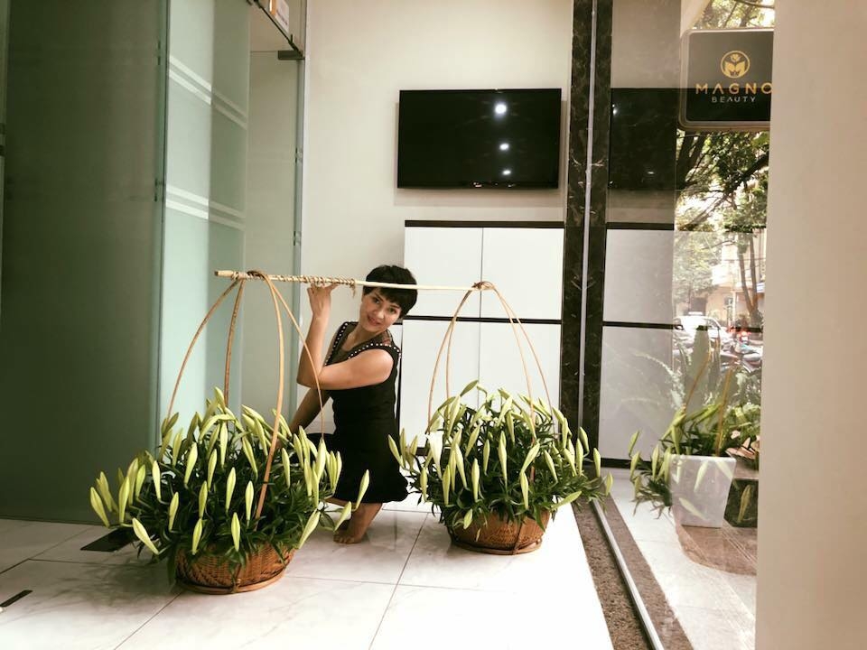 Tháng Tư về, ngắm những bình loa kèn nở tinh khôi nhờ bàn tay khéo léo của mẹ hai con Hà Thành thang tu ve ngam nhung binh loa ken no tinh khoi nho ban tay kheo leo cua me hai con ha thanh