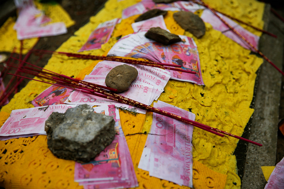 bia va vang ma nguoi hoa tao mo trong le thanh minh
