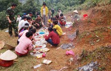 Tết Thanh Minh ở 3 miền: nơi thụ lộc bên phần mộ, nơi tất bật trang trí 'ngôi nhà' tổ tiên