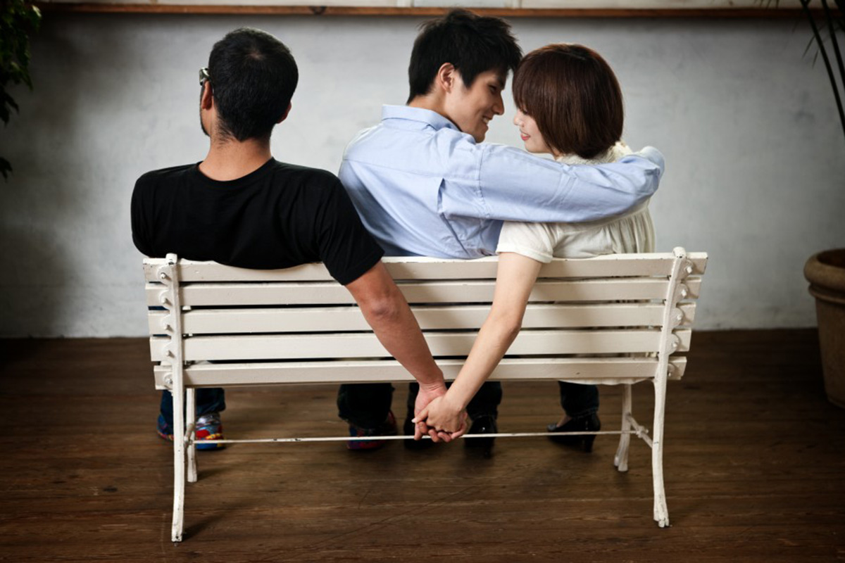 dan ong va dan ba ben nao ngoai tinh nhieu hon