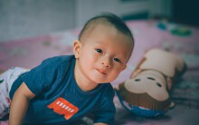 Hạ sốt cho trẻ bằng lươn sống, buộc chanh vào chân: Mẹ bỉm sữa tin dùng, bác sĩ nói Đừng!