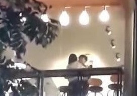 than nhien may mua o quan tra sua nguoi tre viet dang lam sao vay