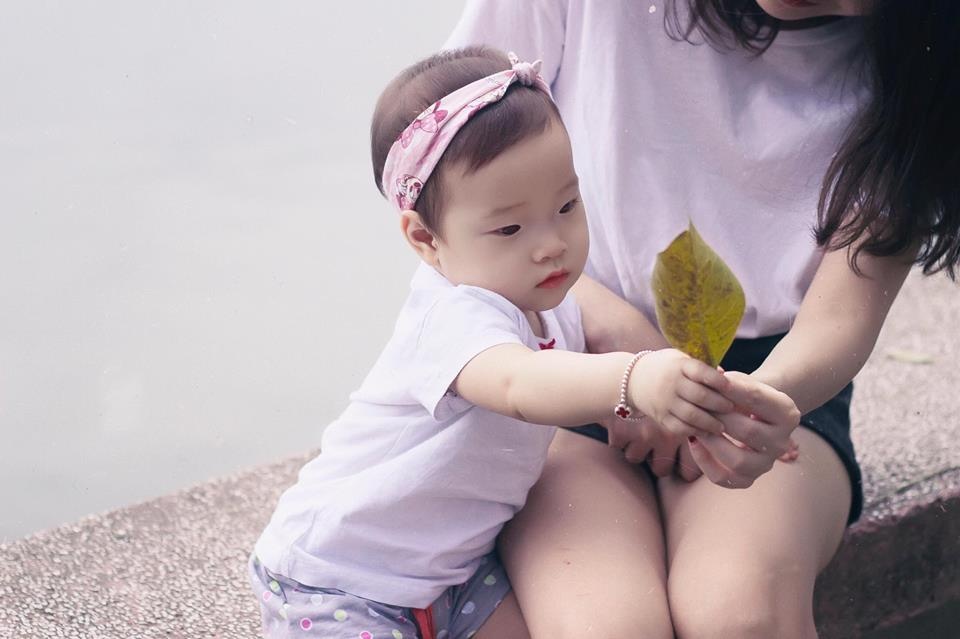 em be sieu quay 4 thang tuoi biet dung va lam du tro nghich ngom