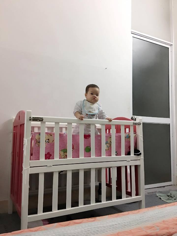em be sieu quay 4 thang tuoi biet dung va lam du tro nghich ngom