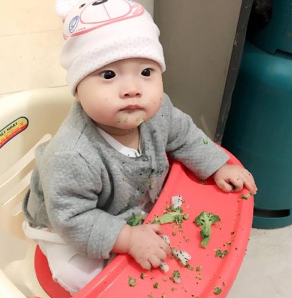 em be sieu quay 4 thang tuoi biet dung va lam du tro nghich ngom