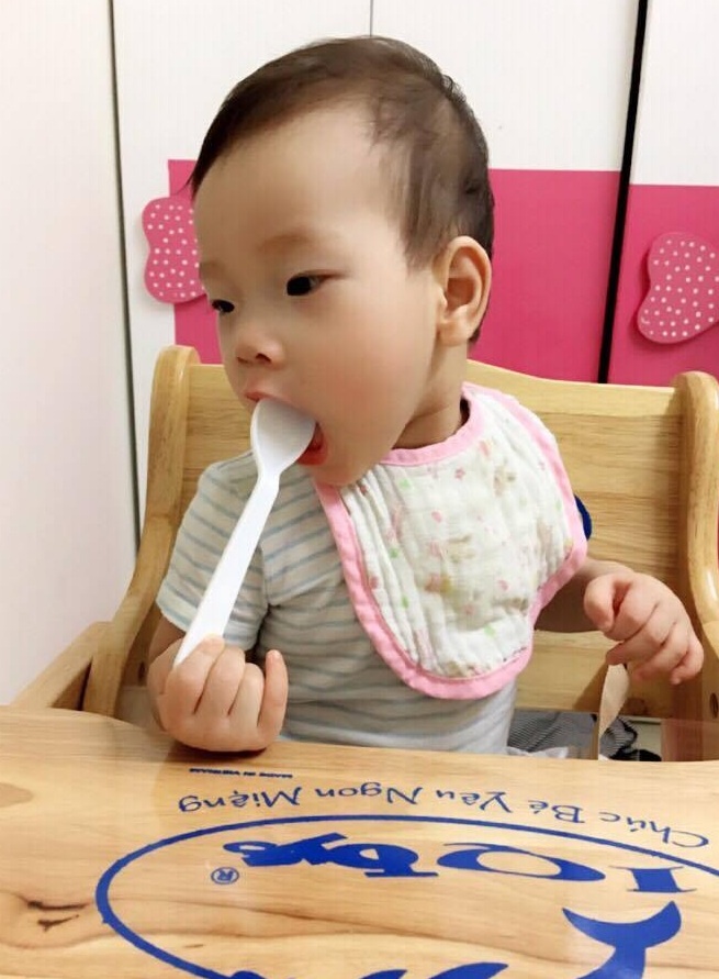 em be sieu quay 4 thang tuoi biet dung va lam du tro nghich ngom