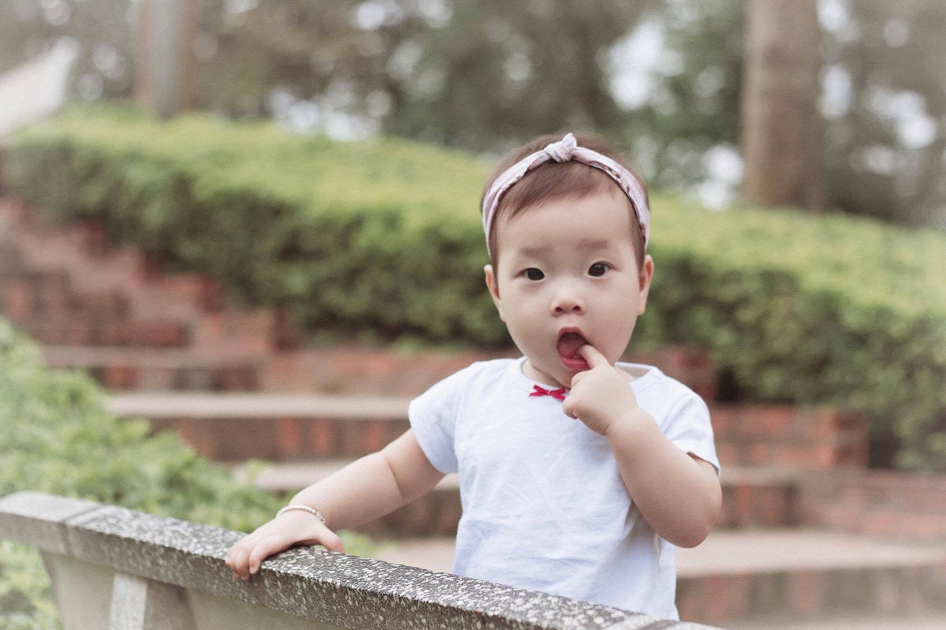 em be sieu quay 4 thang tuoi biet dung va lam du tro nghich ngom