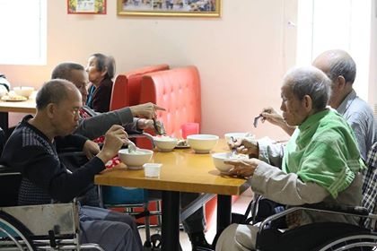 nguoi gia o vien duong lao duoc cham soc tan rang khong bang mot lan con chau vao tham