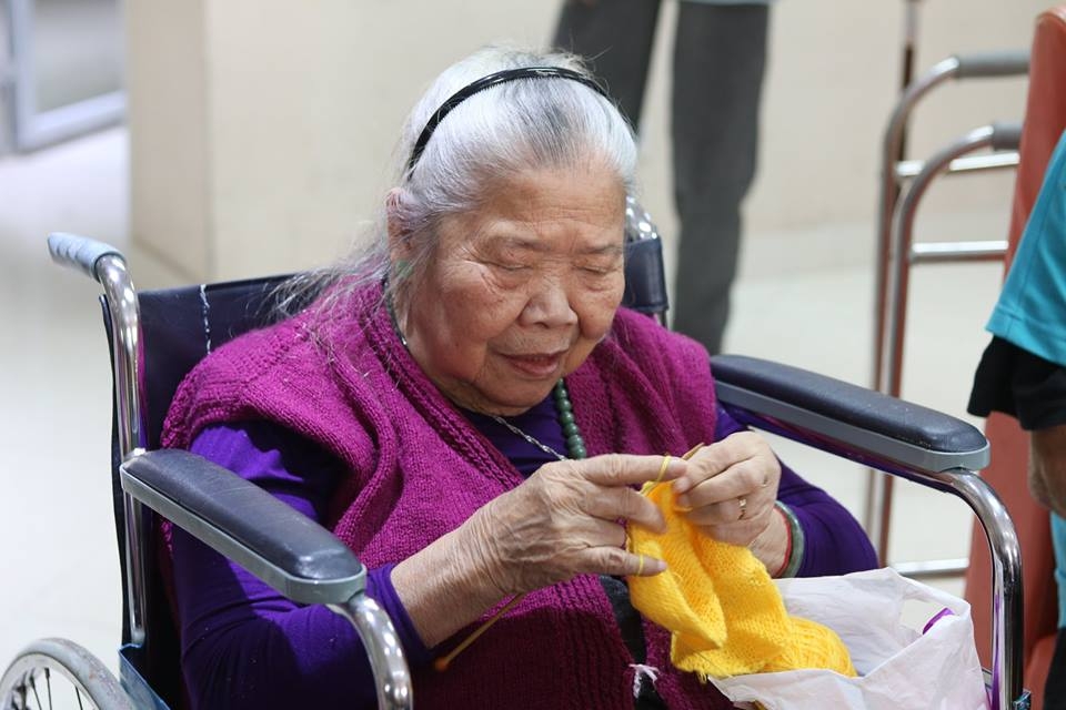 nguoi gia o vien duong lao duoc cham soc tan rang khong bang mot lan con chau vao tham