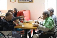 cu ba my ban chet con trai vi khong muon den vien duong lao