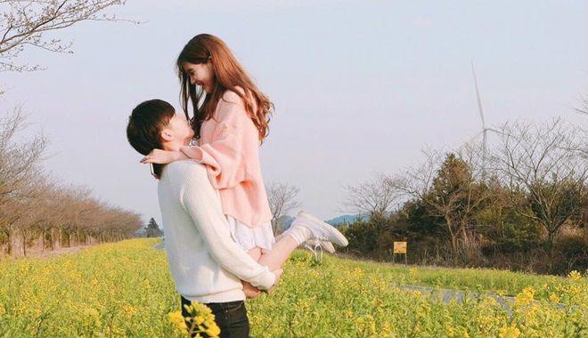 dat hai ban tay canh nhau biet ngay tinh duyen no ro hay ua tan hanh phuc hay bat hanh
