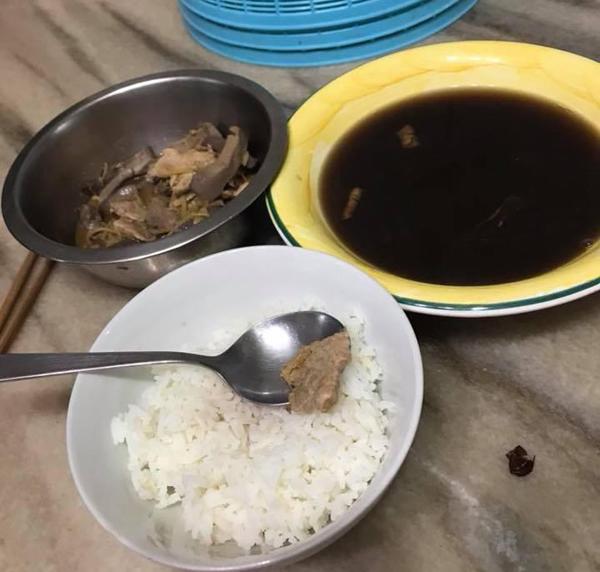 con dau khoc rong voi com cu me chong nau khong cho an rau uong nuoc vi so trung gio