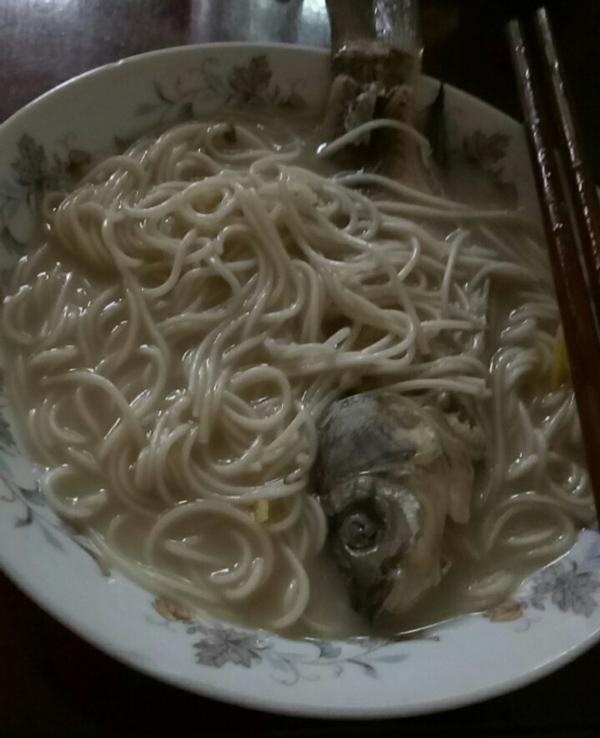 con dau khoc rong voi com cu me chong nau khong cho an rau uong nuoc vi so trung gio