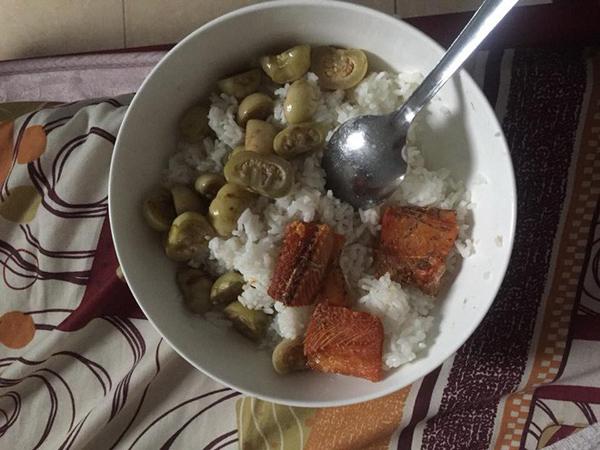 con dau khoc rong voi com cu me chong nau khong cho an rau uong nuoc vi so trung gio