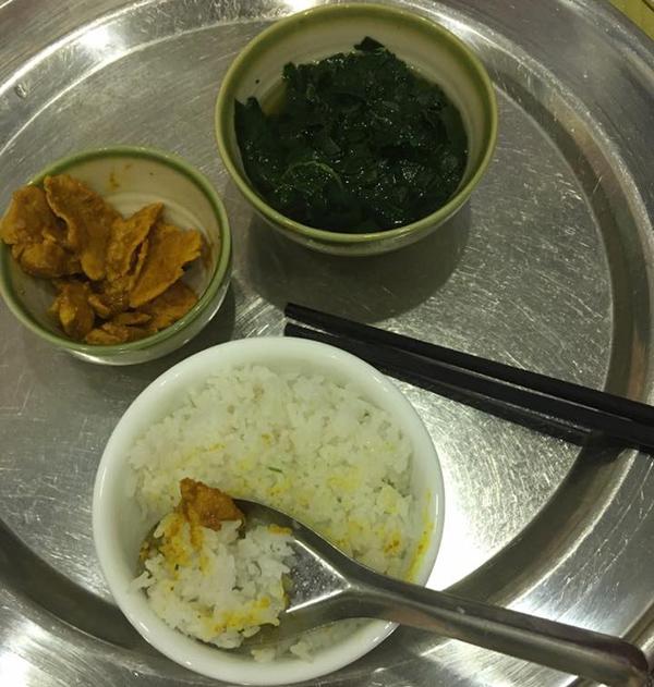 con dau khoc rong voi com cu me chong nau khong cho an rau uong nuoc vi so trung gio