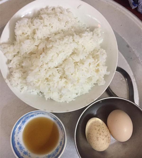 con dau khoc rong voi com cu me chong nau khong cho an rau uong nuoc vi so trung gio