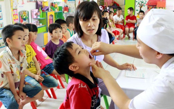 bac si huyen thao tra loi tre khoe manh co nen cho uong vitamin a lieu cao