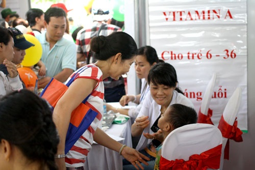 bac si huyen thao tra loi tre khoe manh co nen cho uong vitamin a lieu cao
