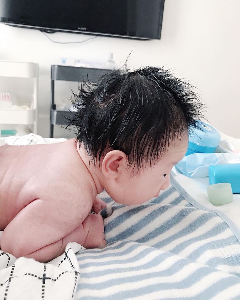 'Hot mom' Ngọc Mon dư sữa cho cả hai bé bú hot mom ngoc mon du sua cho ca hai be bu