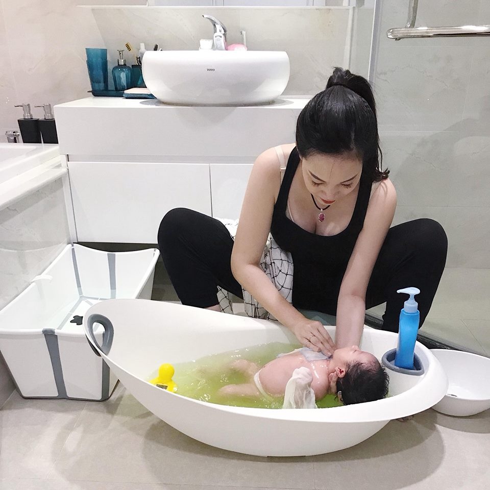 'Hot mom' Ngọc Mon dư sữa cho cả hai bé bú hot mom ngoc mon du sua cho ca hai be bu