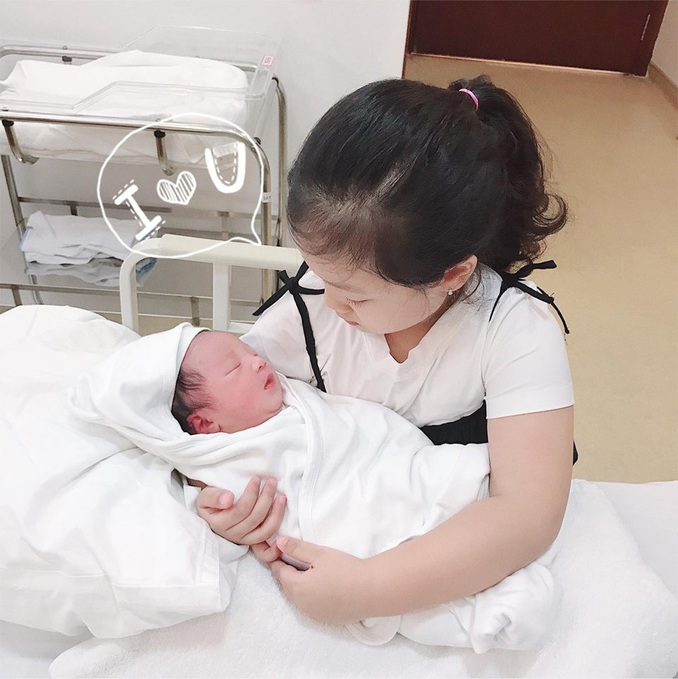 'Hot mom' Ngọc Mon dư sữa cho cả hai bé bú hot mom ngoc mon du sua cho ca hai be bu