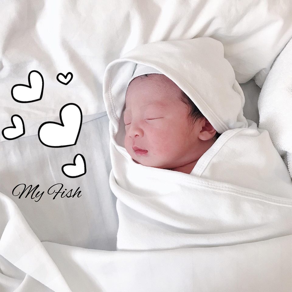 'Hot mom' Ngọc Mon dư sữa cho cả hai bé bú hot mom ngoc mon du sua cho ca hai be bu