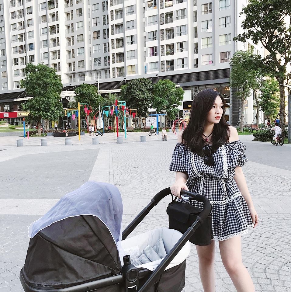 'Hot mom' Ngọc Mon dư sữa cho cả hai bé bú hot mom ngoc mon du sua cho ca hai be bu